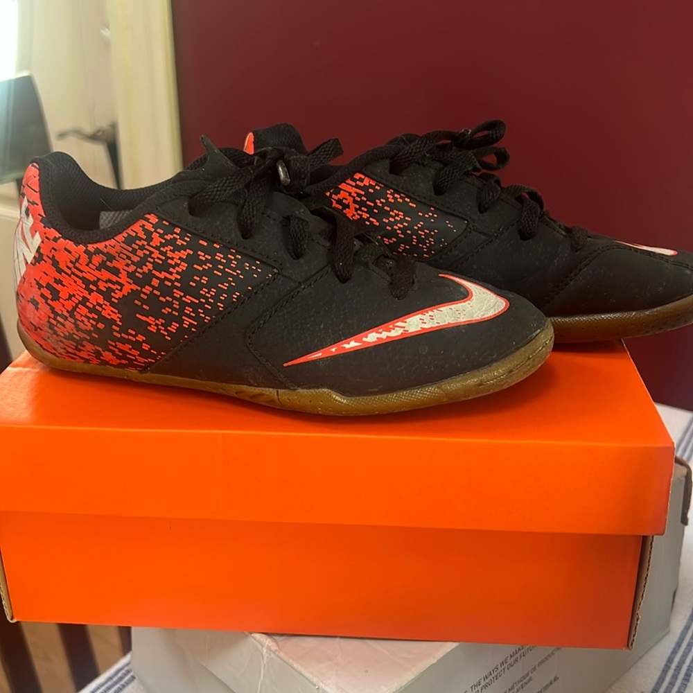 Nike Jr. Bombay TF ‘Red Black’ boys Indoor Soccer Shoes